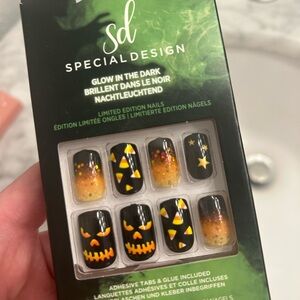 Kiss Glow in the Dark Press-On Nails - Black and Orange